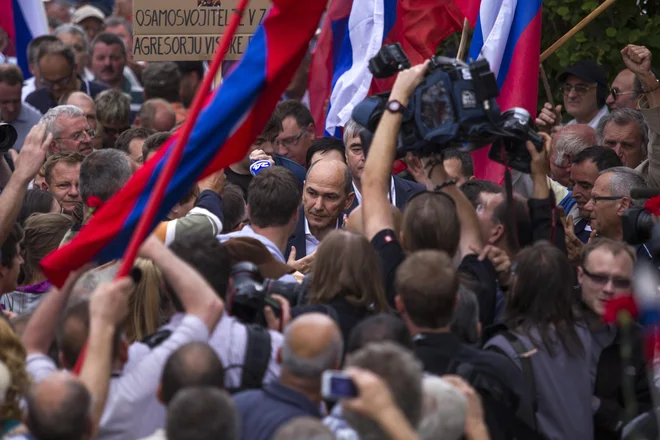 Janez Janša med odhodom na Dob, 20. 6. 2014. FOTO: Voranc Vogel/Delo