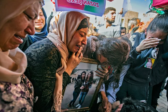 Sirski Kurdi med pogrebom žrtev bombardiranja. <br />
Foto Delil Souleiman Afp