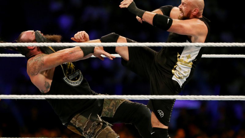 Fotografija: Tyson Fury (desno) je z nedavno zmago nad Braunom Strowmanom v wrestlingu zaslužil skoraj petnajst milijonov evrov. FOTO: Reuters