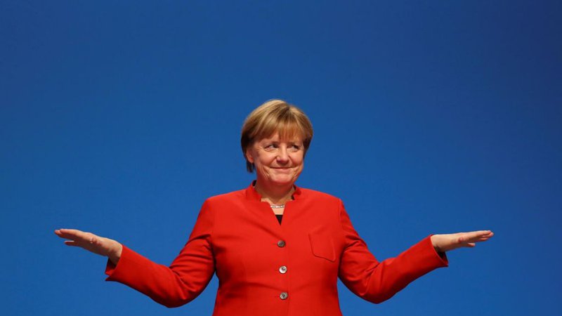 Fotografija: Angela Merkel si lahko oddahne, ni pa čas za odpiranje šampanjcev.  FOTO: Reuters
 