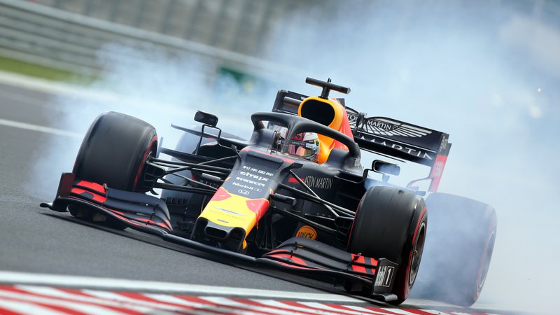 Fotografija: Max Verstappen se v Red Bullu počiti kot doma, a se utegne preseliti k Mercedesu ali Ferrariju. FOTO: Reuters