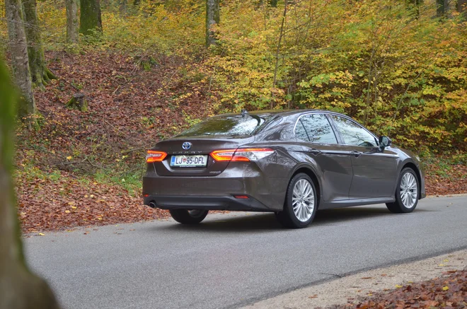 Camry vozi le s hibridnim pogonom – je ugodno varčen, res pa ne tako zelo kot govori tovarna. FOTO: Gašper Boncelj