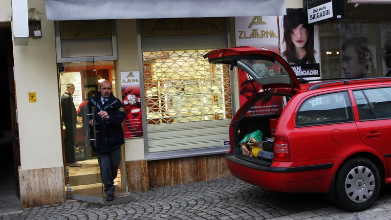 Fotografija: Združba se je lotila tudi zlatarne na Vetrinjski ulici. FOTO: Tadej Regent