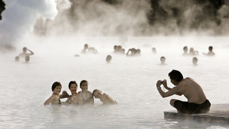 Fotografija: Islandija je hitro ugotovila, da ji preveliko število turistov ne koristi preveč. FOTO: Bob Strong/Reuters