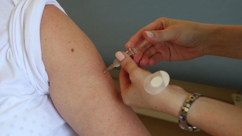 Fotografija: Za ohranjanje kolektivne imunosti mora biti cepljenega vsaj 95 odstotkov prebivalstva. FOTO: Tadej Regent/Delo