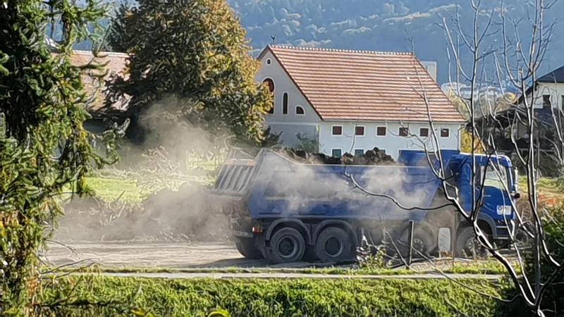 Fotografija: Ob nasipavanju severne vezne ceste protiprašnih zaščit na večjem delu gradbišča sploh ni bilo. FOTO: Špela Kuralt/Delo