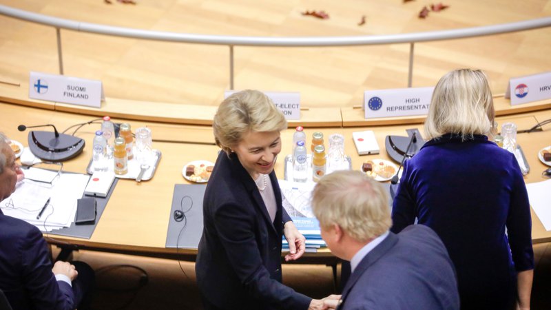 Fotografija: Izvoljena predsednica evropske komisije Ursula von der Leyen in britanski premier Boris Johnson med oktobrskim vrhom EU v Bruslju. FOTO: Reuters