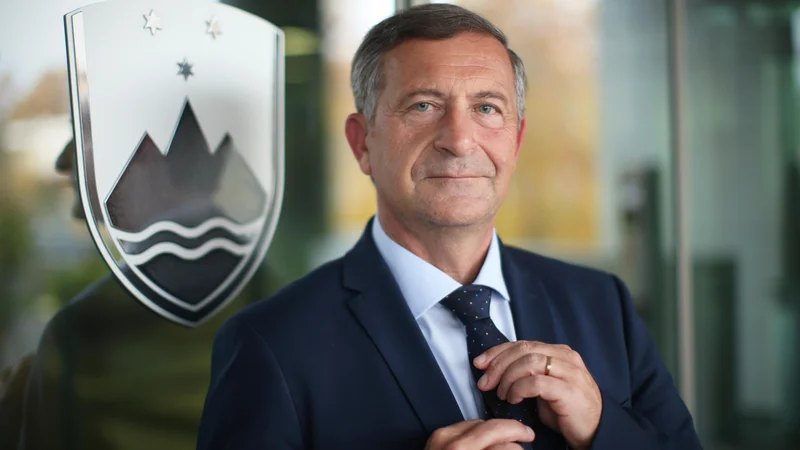 Fotografija: Na kongresu leta 2017 Erjavec sploh ni imel protikandidata, leta 2013 pa sta se z njim pomerila takratni generalni sekretar stranke Ljubo Jasnič in tedanja predsednica ljubljanskega odbora Desus Meta Vesel Valentinčič. FOTO: Jure Eržen/Delo
