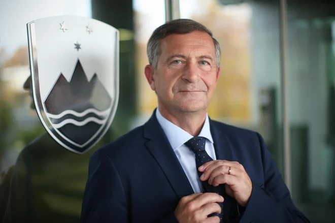 Na kongresu leta 2017 Erjavec sploh ni imel protikandidata, leta 2013 pa sta se z njim pomerila takratni generalni sekretar stranke Ljubo Jasnič in tedanja predsednica ljubljanskega odbora Desus Meta Vesel Valentinčič. FOTO: Jure Eržen/Delo