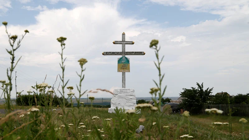 Spomeniško obeležje na območju sestrelitve letala&nbsp;17. julija 2014 na vzhodu Ukrajine. FOTO: Alexander Ermochenko/Reuters