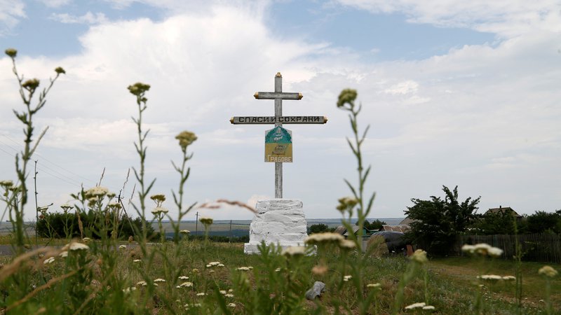 Fotografija: Spomeniško obeležje na območju sestrelitve letala 17. julija 2014 na vzhodu Ukrajine. FOTO: Alexander Ermochenko/Reuters