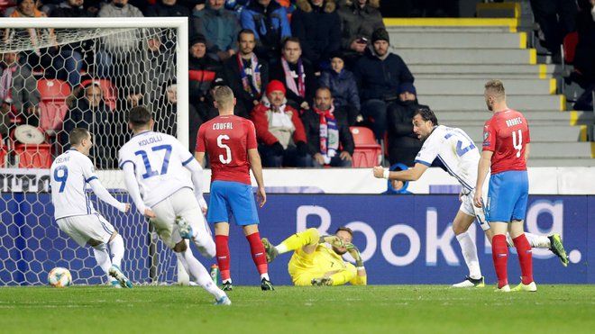 Atdhe Nuhiu je z golom v 61. minuti Kosovo z eno nogo porinil na EP. FOTO: Reuters