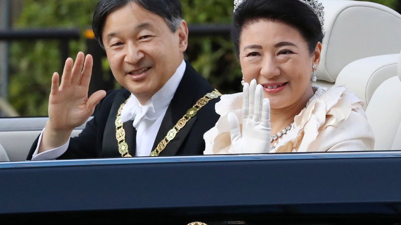 Fotografija: Japonski cesar Naruhito in cesarica Masako med vožnjo v cesarsko palačo. FOTO: Str/AFP