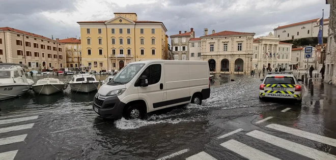 Poplavljeni Piran. FOTO: Boris Šuligoj/Delo