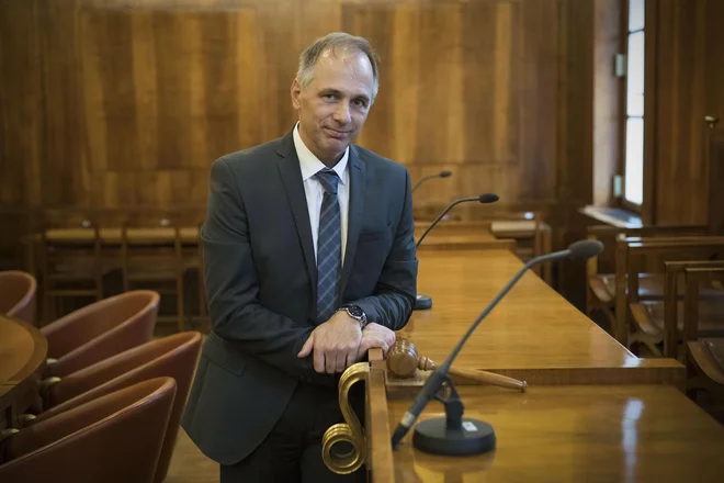 Rajko Knez, predsednik ustavnega sodišča, je izjavo poslanca SDS Žana Mahniča ob odločbi ustavnega sodišča o zadržanju preiskovalnih dejanj DZ proti tožilcem v zadevi Kangler označil kot neprimerno. FOTO: Leon Vidic/Delo