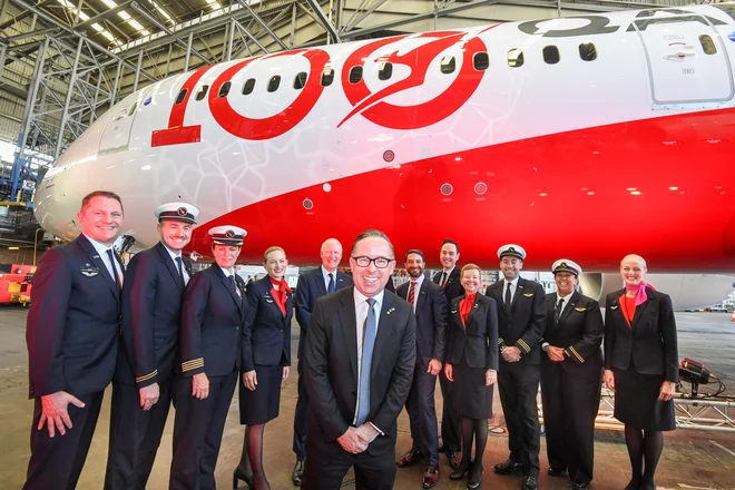 Alan Joyce, izvršni direktor Qantasa, s posadko leta QF7879. Kapitanka poleta je bila Helen Trenerry, prvi pomočnik pa Ryan Gill. FOTO: Reuters