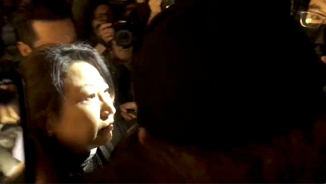 Srečanje ministrice Terese Cheng s protestniki v Londonu se je končalo s padcem, a domnevno brez poškodb. FOTO: Chloe Leung Chloe Leung/Reuters