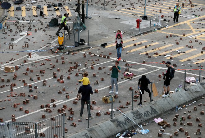 Protestniki v Hongkongu že več dni ovirajo pomet z barikadami in shodi. FOTO: Adnan Abidi/Reuters