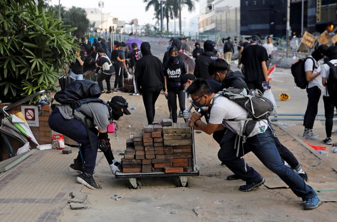 Protestniki so jemali kamnite in betonske bloke z robnikov ulic in jih zlagali v obliki »stonehengea«. FOTO:Reuters