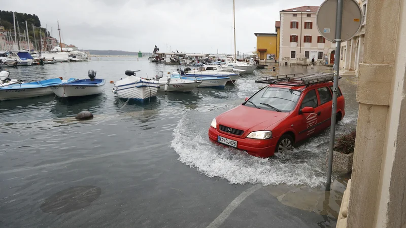 Fotografija: V Piranu je bilo tudi včeraj težko ločiti morje od kopnega. FOTO Leon Vidic