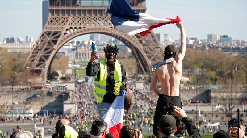 Fotografija: Francijo so pred letom dni preplavili v rumenejopiče oblečeni protestniki. Foto: Charles Platiau/Reuters