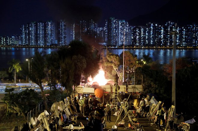 Hongkong se pomika proti stanju male državljanske vojne. FOTO: Thomas Peter/Reuters