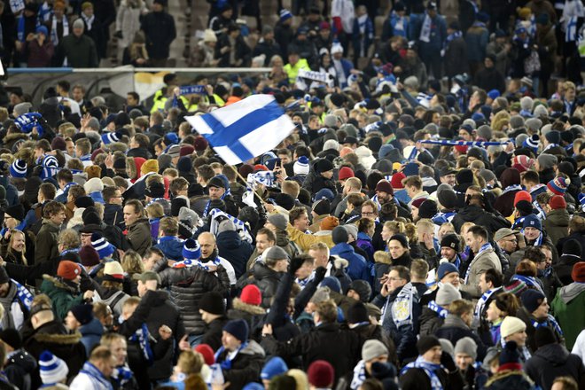 Finski navijači so si dali duška po zgodovinski uvrstitvi njihovih nogometašev na evropsko prvenstvo. FOTO: AFP