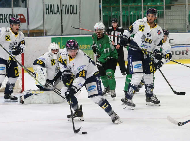 Olimpijo po uspehu proti avstrijskemu moštvu danes čaka zahtevna preizkušnja s Cortino. FOTO: Jože Suhadolnik/Delo