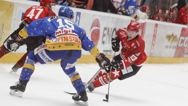 Fotografija: Gašper Seršen (desno) je z golom prispeval pomemben delež k zmagi Jesenic v Avstriji. FOTO: Leon Vidic/Delo