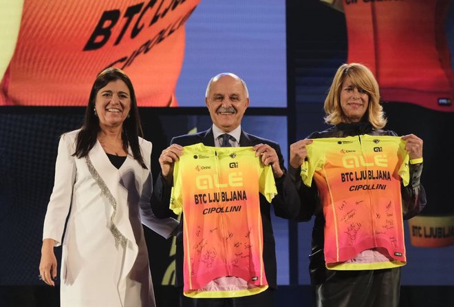 Barve nove ekipe je ob Alessii Piccolo (levo) in Maji Oven (desno) predstavil tudi predsednik italijanske kolesarske zveze Renato Di Rocco. FOTO: Ale BTC Ljubljana