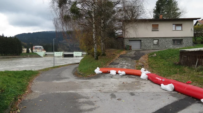 Na Ribiški poti v Dravogradu so gasilci že včeraj namestili protipoplavno zaščito. FOTO: Mateja Kotnik