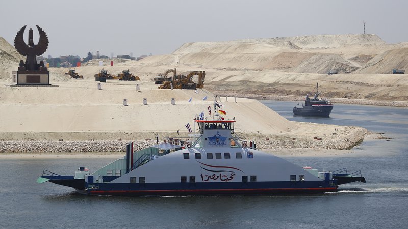 Fotografija: Leta 2015 so ob kanalu skopali še enega, kar je omogočilo dvosmerni ladijski promet. Foto Reuters