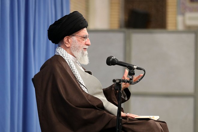 Iranski vrhovni voditelj ajatola <strong>Ali Hamenej</strong> je podprl odločitev o dvigu cene nafte in omejevanju porabe goriva. FOTO: AFP