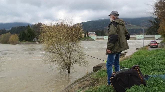 Včeraj so bili zaradi močno narasle Drave v veliki negotovosti v Dravogradu. Hudo uro so pričakovali ponoči.<br />
Foto Mateja Kotnik