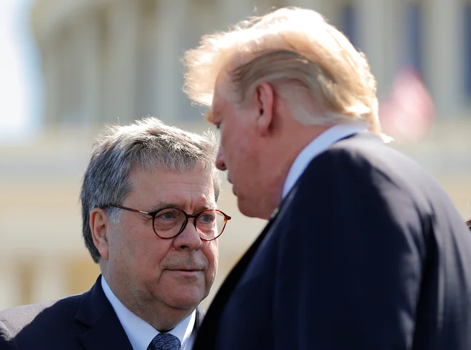 Trumpa brani pravosodni minister William Barr, ki meni, da želijo njegovi nasprotniki sabotirati zakonito vlado. Fotografiji Reuters