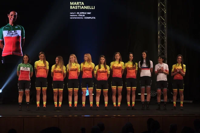 Med dvanajstimi kolesarkami nove ekipe so štiri Slovenke in tri Italijanke. Foto Ale Btc Ljubljana 