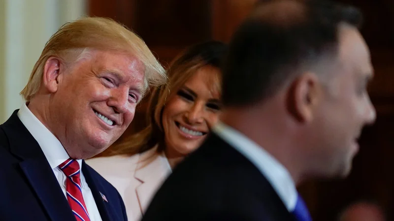 Fotografija: Ena tesnejših zaveznic ZDA na stari celini je Poljska, ki s kupovanjem ameriškega utekočinjenega plina spreminja razmerja moči v srednji Evropi. Na fotografiji Donald Trump, Melania Trump ter poljski predsednik Andrzej Duda. Foto Reuters