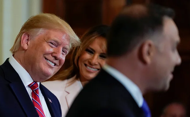 Ena tesnejših zaveznic ZDA na stari celini je Poljska, ki s kupovanjem ameriškega utekočinjenega plina spreminja razmerja moči v srednji Evropi. Na fotografiji Donald Trump, Melania Trump ter poljski predsednik Andrzej Duda. Foto Reuters