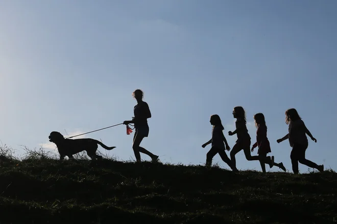 Po aktualni definiciji so gibalno neaktivni tisti posamezniki, ki ne dosegajo minimalnega priporočila 150 minut ukvarjanja z vsaj zmerno intenzivno gibalno aktivnostjo na teden. FOTO: Tomi Lombar/Delo