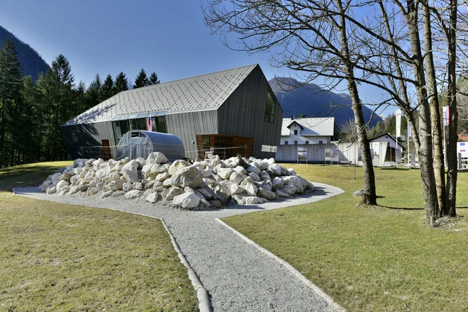 Skalnjak z Bivakom II je postal zanimiv muzejski eksponat, kjer lahko turisti poslušajo zgodbe planincev, ki so v preteklosti prenočili v njem. FOTO: Slovenski planinski muzej