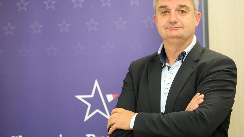 S kampanjo ZA podjetno Slovenijo želimo ljudem razložiti, da če bo več podjetnosti, kar pomeni tudi več ambicioznosti in kreativnosti, bomo imeli boljše produkte, več bomo zaslužili in bomo lahko imeli višje plače, obenem bomo imeli več za davke in tudi naše pokojnine bodo lahko višje, pravi Goran Novković, izvršni direktor SBC &ndash; Kluba slovenskih podjetnikov. FOTO: Mavric Pivk/Delo