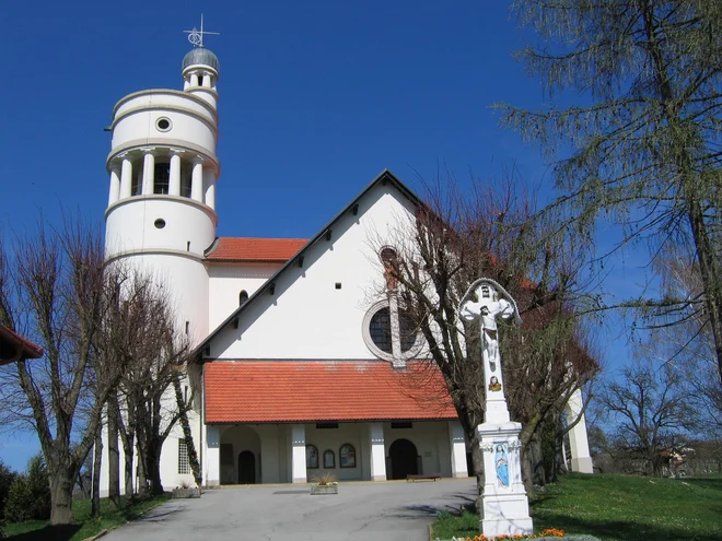 Plečnikova bela lepotica, ki se razkazuje na cerkvenem griču nad vasjo Bogojina. FOTO: Veronika Sorokin