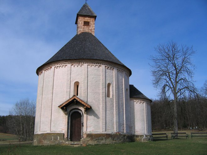Rotunda s prepoznavnim stavbnim stilom je bila zgrajena v 13. stoletju ob srednjeveški prometni poti iz Alp v Panonsko nižino. FOTO: Veronika Sorokin