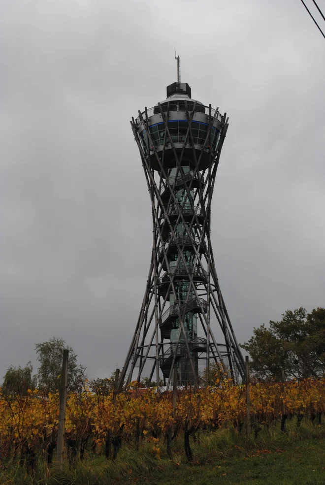 Razgledni stolp Vinarium je zasnovan po zamisli tehnike pletenja košar, značilne za ta del Prekmurja. FOTO: Veronika Sorokin