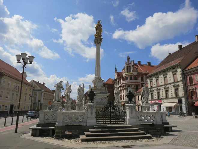 Kužno znamenje Jožefa Strauba v Mariboru so leta 1990 nadomestili s kopijami, izvirniki so na varnem v tamkajšnjem pokrajinskem muzeju. FOTO: Iztok Ilich
