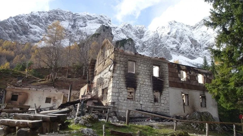 Fotografija: Od Frischaufovega doma na Okrešlju so ostali le razpadajoči zidovi. FOTO: Brane Povše