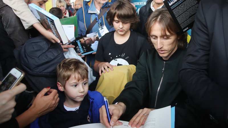 Fotografija: Luka Modrić je na predstavitvi knjige delil tudi podpise. FOTO: AFP