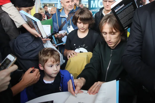Luka Modrić je na predstavitvi knjige delil tudi podpise. FOTO: AFP