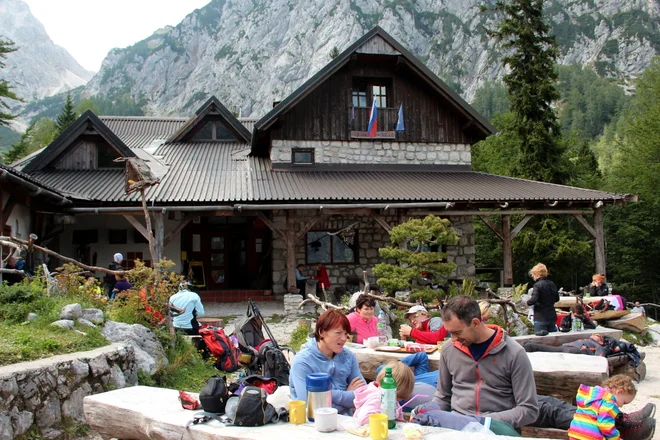 Frischaufov dom je (bila) najpomembnejša koča na Slovenski planinski poti v Kamniško-Savinjskih Alpah. FOTO: Manca Ogrin