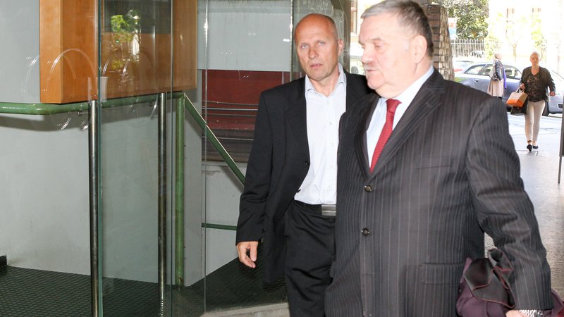 Fotografija: Komandir Bogdan Brezovnik (levo) izredno odpoved izodbija na sodišču. FOTO: Marko Feist